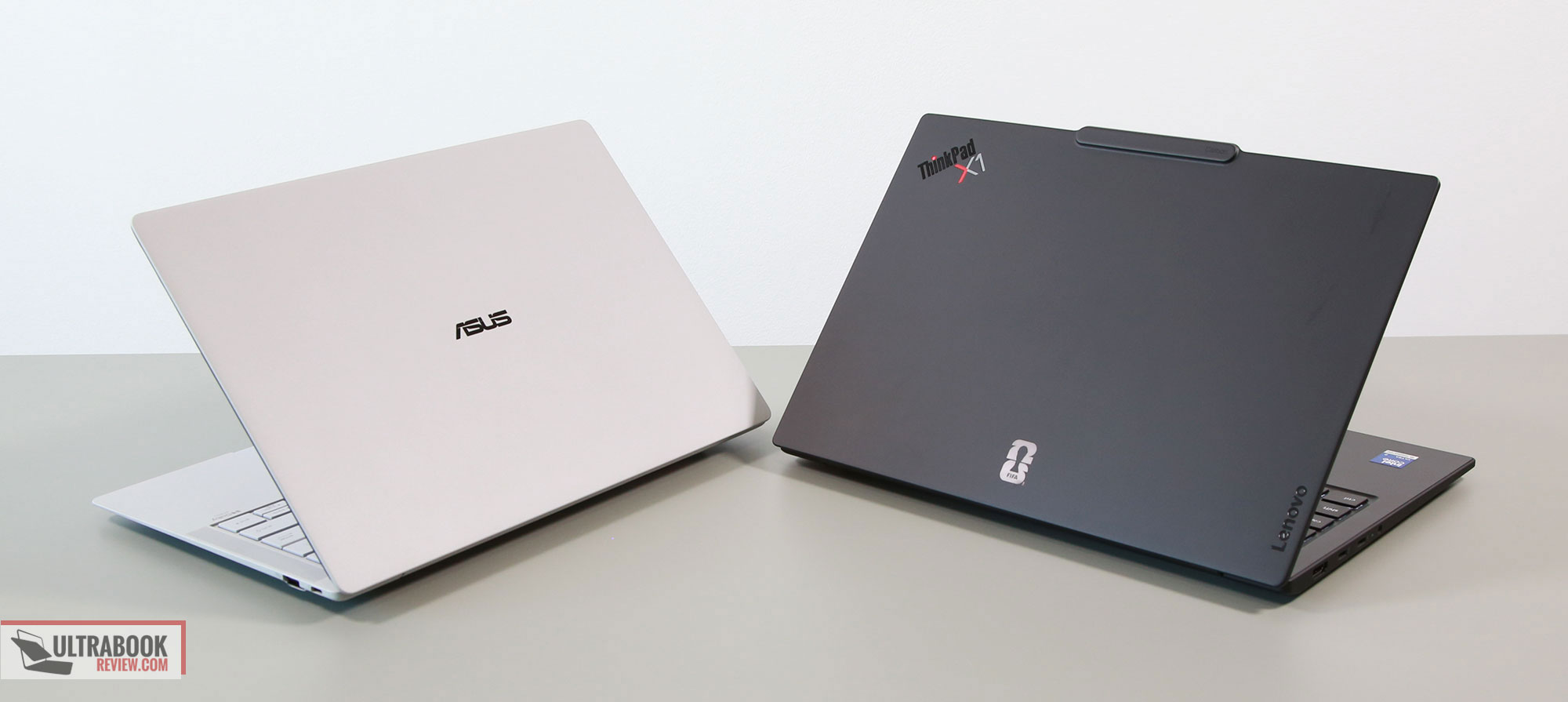 ThinkPad X1 Carbon kontra ExpertBook Ultra — bitwa o tron ultrabooków premium